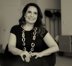Dá pra tocar maternidade, carreira e culpa, tudo ao mesmo tempo?