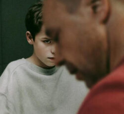 A série “Adolescência” deixa a dúvida: policiar ou educar?