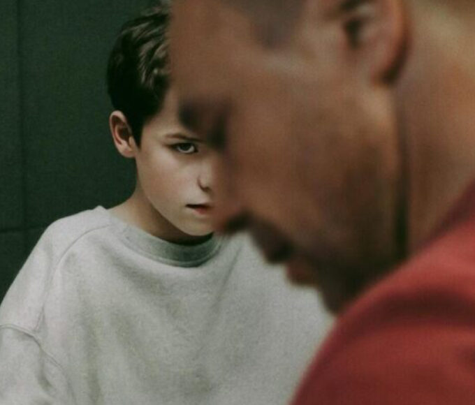 A série “Adolescência” deixa a dúvida: policiar ou educar?